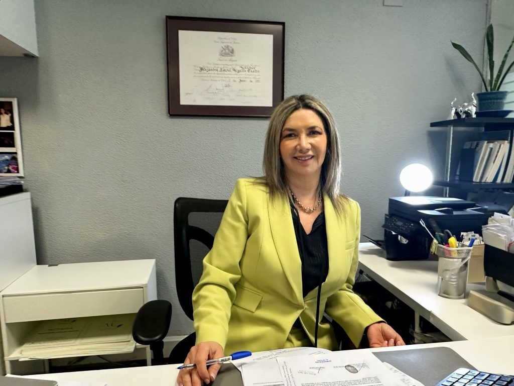 Alejandra Ugalde Castro, Notaria Pública Titular de la 7ª Notaría de San Miguel, en su oficina