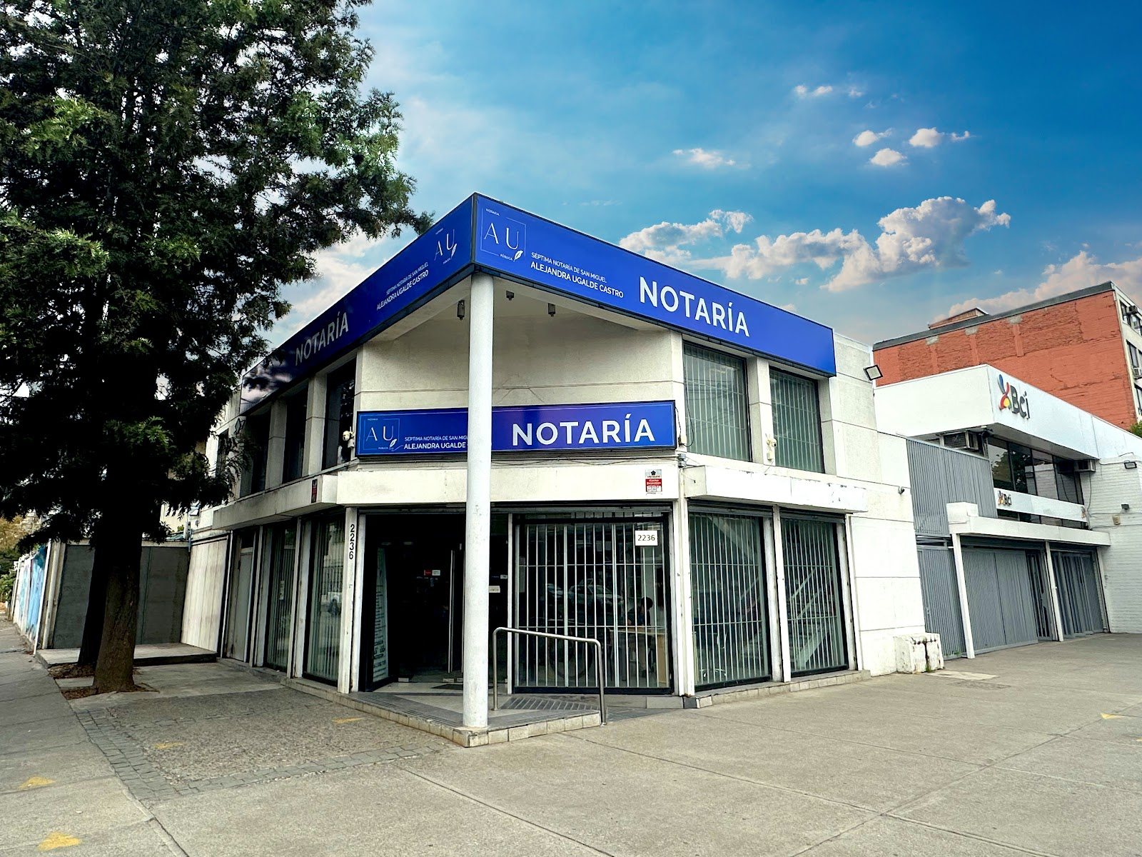Fachada de la Notaría Ugalde en Santa Elena 2236, San Joaquín, con su letrero azul